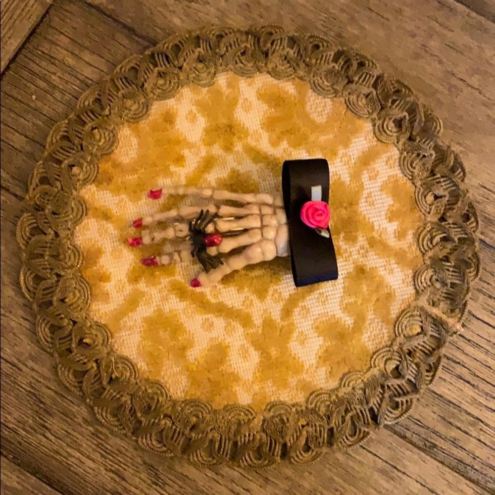 Halloween skeleton hand w spider 🕷 hair clip DOD - Picture 4 of 13